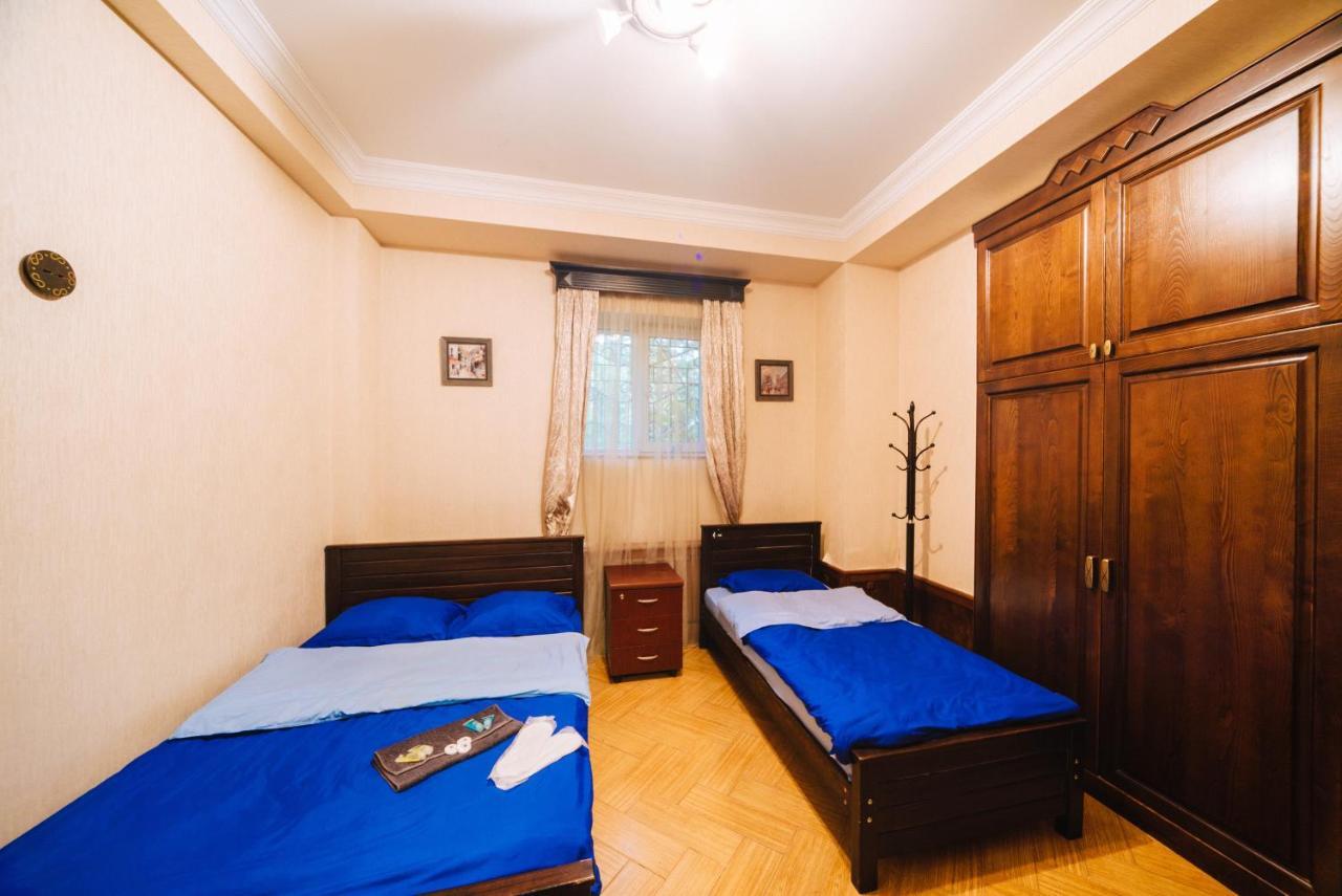 Cleopatra Palace Hostel Tbilisi Exterior photo